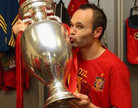 Enquanto vivia o auge dentro de campo pelo Barcelona, Andrés Iniesta travava uma batalha contra a depressão fora deles