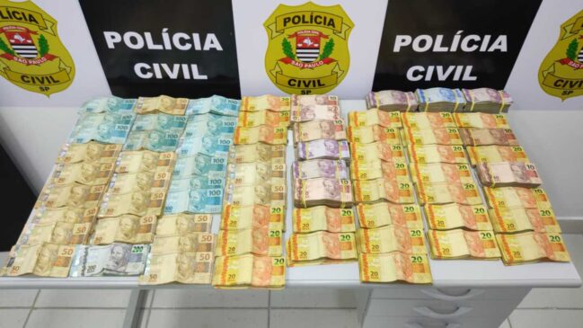 A princípio, os policiais encontraram a quantia de R$ 5.500,00 dentro da bolsa do condutor do veículo. Após busca no automóvel, os policiais encontraram um compartimento secreto, onde foram encontrados mais R$ 65.500,00