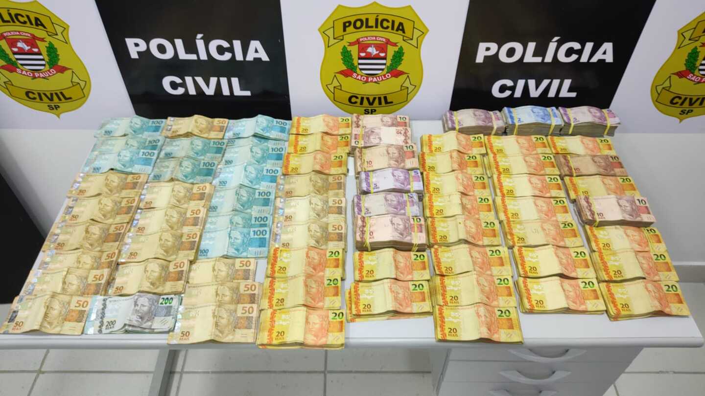 A princípio, os policiais encontraram a quantia de R$ 5.500,00 dentro da bolsa do condutor do veículo. Após busca no automóvel, os policiais encontraram um compartimento secreto, onde foram encontrados mais R$ 65.500,00
