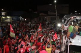 Em outro episódio neste domingo, dois carros com bandeiras do PT teriam sido alvejados em Natal
