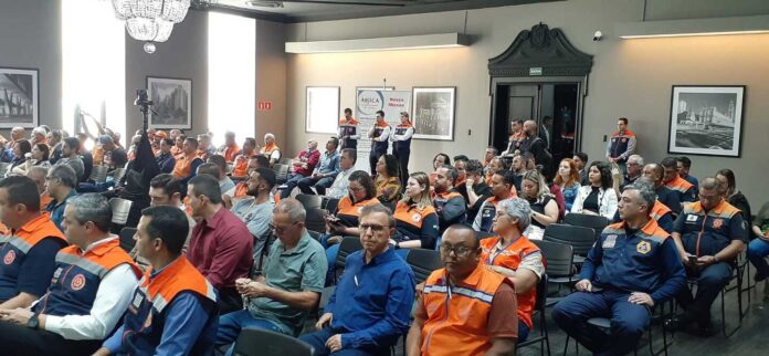 Representando a cidade de Itapecerica da Serra no evento estavam o secretário de Proteção e Defesa Civil, Washington da Silva Oliveira; o diretor de Defesa Civil, Josiel de Almeida e o agente Daniel Nunes
