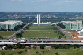 O patamar mantém-se alto em todas as regiões do Brasil, em todas as faixas de rena e escolaridade
