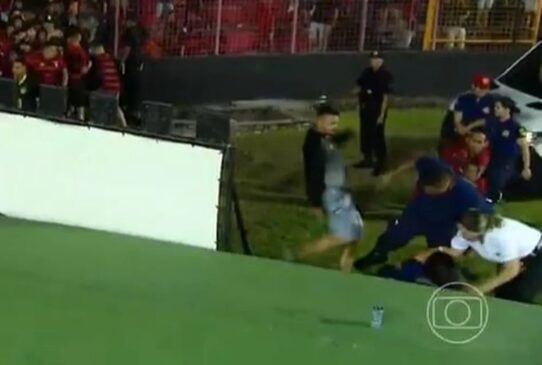 O Sport abriu um Boletim de Ocorrência na Polícia Civil contra o torcedor do clube que agrediu com chutes e socos um bombeiro e uma bombeira civil na Ilha do Retiro