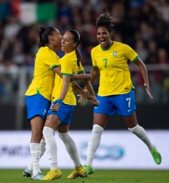 Adriana comemora gol no amistoso entre Brasil e Itália, no Estádio Luigi Ferraris