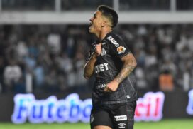 Marcos Leonardo comemora um dos gols do Peixe