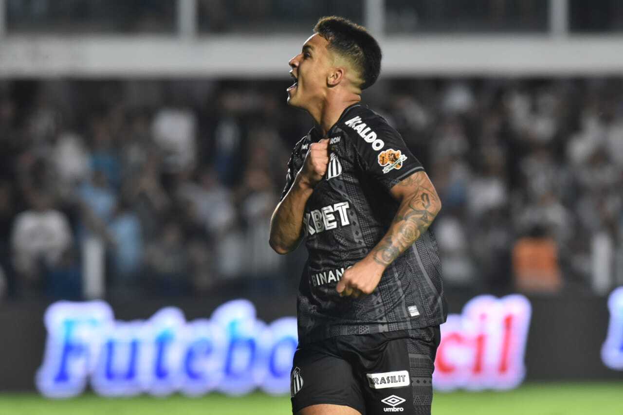 Marcos Leonardo comemora um dos gols do Peixe