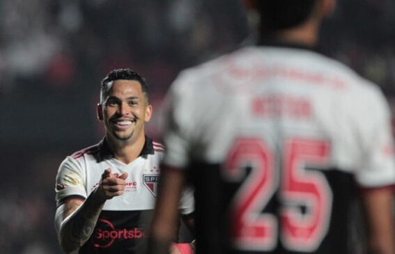 São Paulo vence o Coritiba e respira no campeonato