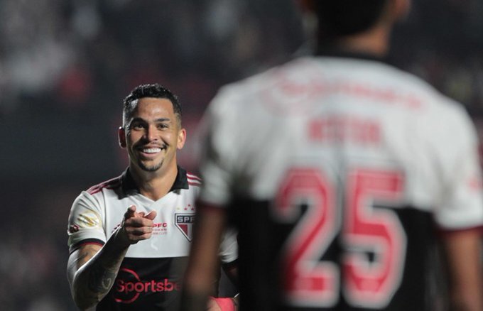 São Paulo vence o Coritiba e respira no campeonato