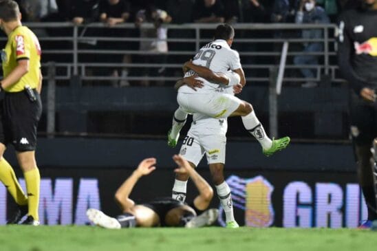 Santos vence fora de casa e fica perto do g-8