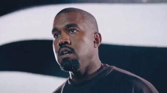 O rapper Kanye West perdeu contratos após discurso antissemita.