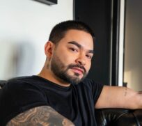 O apresentador e cantor Yudi Tamashiro.