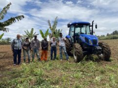 Novo trator da marca New Holland adquirido pela prefeitura de Itapecerica da Serra