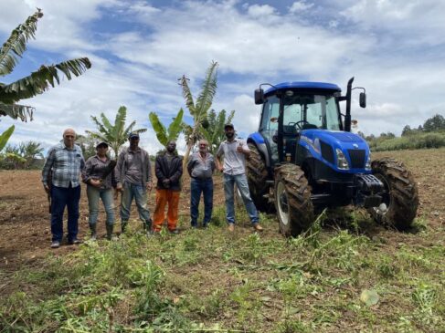 Novo trator da marca New Holland adquirido pela prefeitura de Itapecerica da Serra