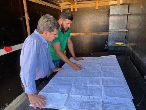 Dr. Cássio e Lucas Aparecido Rodrigues durante obra em Porto Feliz