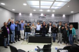 Eduardo Nóbrega ao lado do prefeito Aprígio (centro) durante coletiva de imprensa na tarde desta segunda-feira (3) em Taboão da Serra