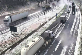 Nesta semana, a rodovia Fernão Dias ficou coberta de gelo após a passagem de uma chuva de granizo
