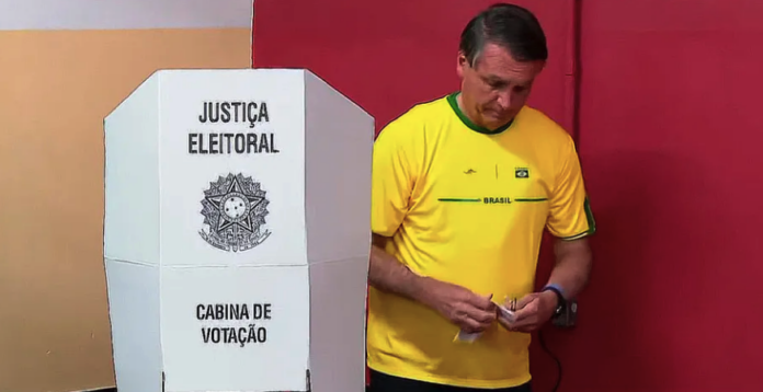 Bolsonaro vota em escola municipal no Rio