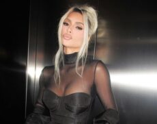 Kim falou sobre um dos posts que seu ex-marido fez, em conversa com suas irmãs Khloé e Kendall.