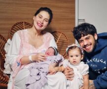 A influenciadora Virginia Fonseca com sua segunda filha Maria Flor.