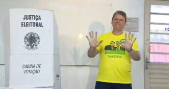 Tarcísio de Freitas (Republicanos) votou neste domingo (2) pela manhã em um colégio, na Vila Ema, em São José dos Campos, no interior de São Paulo.