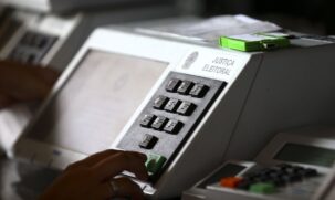 Neste ano, pela primeira vez, todas as seções eleitorais do Brasil ficam abertas das 8h às 17h no horário de Brasília