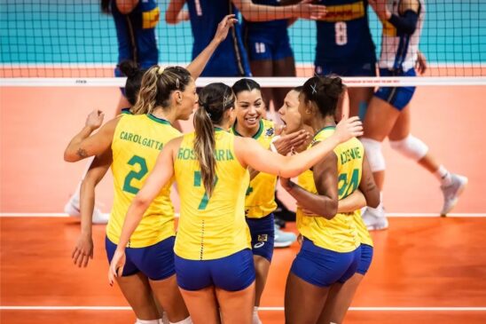 Seleção brasileira de vôlei feminino na partida contra a Itália