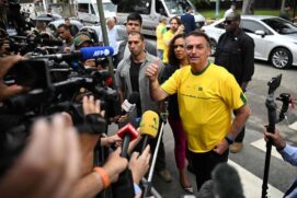 Presidente Jair Bolsonaro chega para votar em escola do Rio de Janeiro