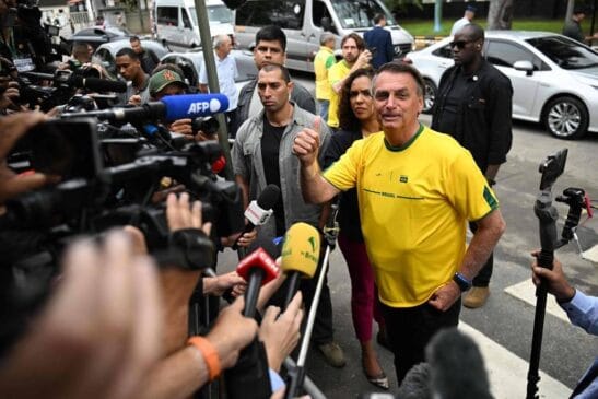 Presidente Jair Bolsonaro chega para votar em escola do Rio de Janeiro