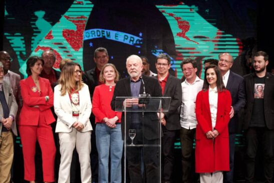 O ex-presidente Lula (PT) discursa ao lado de aliados após confirmação de segundo turno contra o presidente Jair Bolsonaro (PL), em hotel no centro de SP - Marlene Bergamo/Folhapress