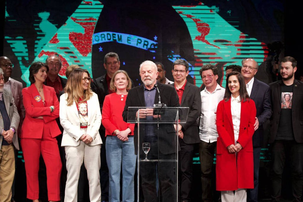 O ex-presidente Lula (PT) discursa ao lado de aliados após confirmação de segundo turno contra o presidente Jair Bolsonaro (PL), em hotel no centro de SP - Marlene Bergamo/Folhapress