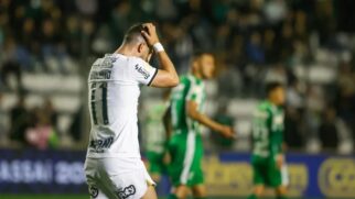 Giuliano, do Corinthians, se lamenta durante partida contra o Juventude