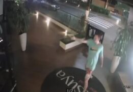 Ambas as vítimas, um homem de 25 anos, e um idoso de 67, foram baleados com um tiro na cabeça