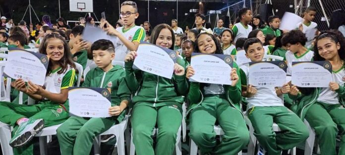 Formatura de alunos da rede municipal de ensino, que participaram de palestras que ministraram orientações e conhecimentos para a prevenção às drogas em Taboão da Serra