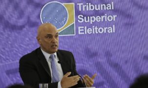 O presidente do TSE afirmou que essas todas as operações foram suspensas na tarde deste domingo