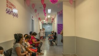 Centro de Referência da Mulher recebeu ação "Se mova na luta contra o câncer de mama".