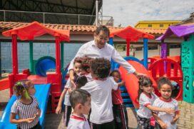 Prefeito Aprígio em visita à EMI Cuca para entrega de brinquedões.
