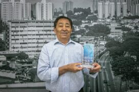Prefeito Aprígio exibe troféu do 6&ordm; Prêmio Casos de Sucesso & Inovação e Tecnologia do Instituto Trata Brasil.