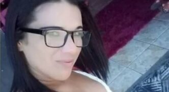 No endereço, encontraram a mulher morta e nua, além de cheia de marcas pelo corpo.