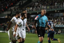 Corinthians sofreu para empatar com o Coritiba