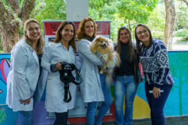 Entrega de coletes sensoriais e crachás para animais da cãoterapia aconteceu no Parque das Hortênsias