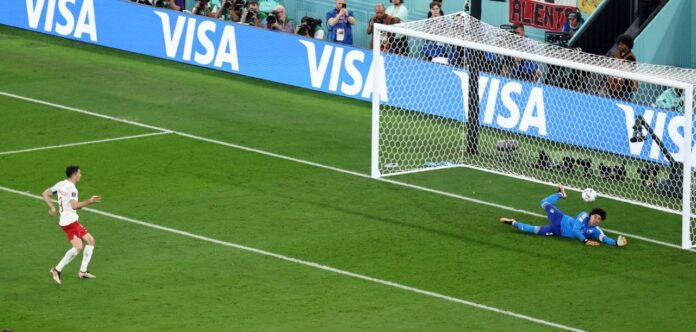 Ochoa defende pênalti cobrado por Robert Lewandowski em empate sem gols entre México e Polõnia