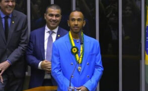Lewis Hamilton recebe título de cidadão honorário brasileiro
