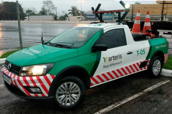 Veículos 0 km do modelo Volkswagen Saveiro Robust são equipados com sistema de telemetria e contam com sinalização luminosa auxiliar (seta) para indicação de segurança