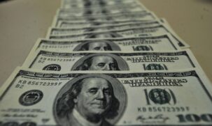 Na segunda-feira (5), a divisa fechou em alta de 0,27%, cotada a R$ 4,981