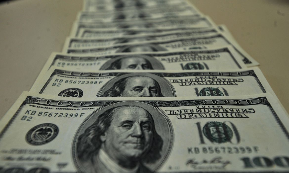 Na segunda-feira (5), a divisa fechou em alta de 0,27%, cotada a R$ 4,981