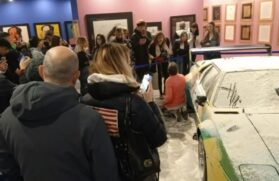 Ativistas ambientais jogam farinha sobre uma obra de Andy Warhol.