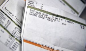 Ao ingressar no mercado livre de energia, os consumidores continuam vinculados às distribuidoras, que é quem dispõe da rede por onde a energia passa