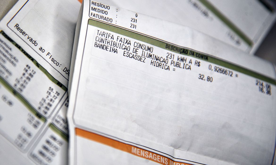 Ao ingressar no mercado livre de energia, os consumidores continuam vinculados às distribuidoras, que é quem dispõe da rede por onde a energia passa
