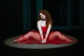 Bea Duarte lança a canção "Cantando" em todas as plataformas de música nesta sexta-feira (11)
