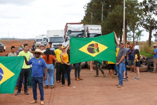 Bolsonaristas trancam rodovia contra a eleição de Lula
